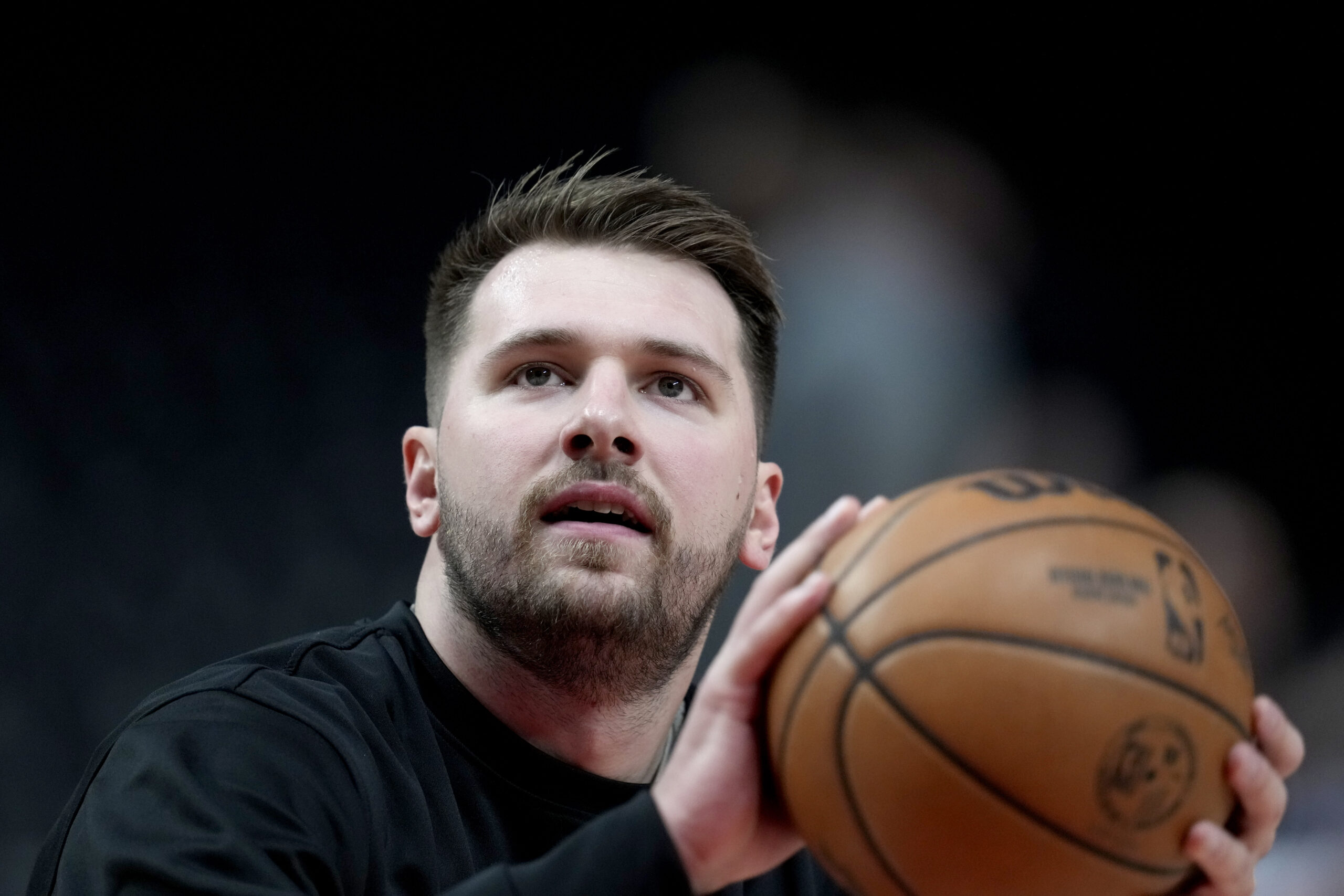 You are currently viewing Luka Dončić thanks Mavericks fans amid protests, vandalism toward GM Nico Harrison outside arena