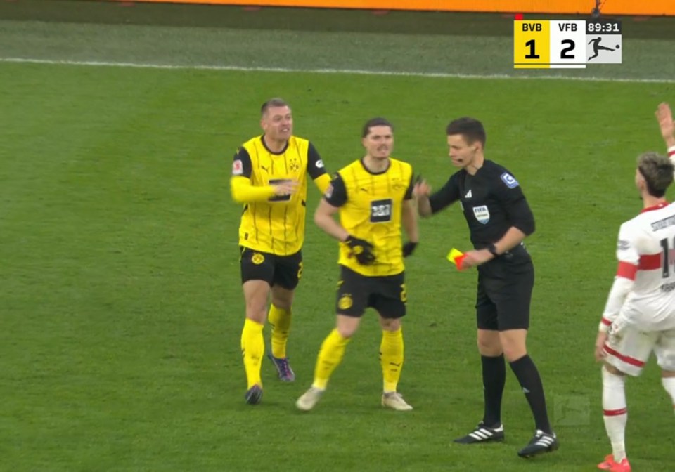 You are currently viewing Borussia Dortmund star squares up to referee in shocking moment as teammates forced to intervene