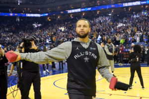 Read more about the article NBA All-Star 2025: Stephen Curry makes spectacular backward, no-look half-court shot at practice