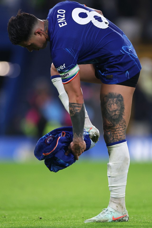 You are currently viewing ‘Woah’ – Jamie Carragher can’t believe what Chelsea fan did after receiving Enzo Fernandez’s shorts