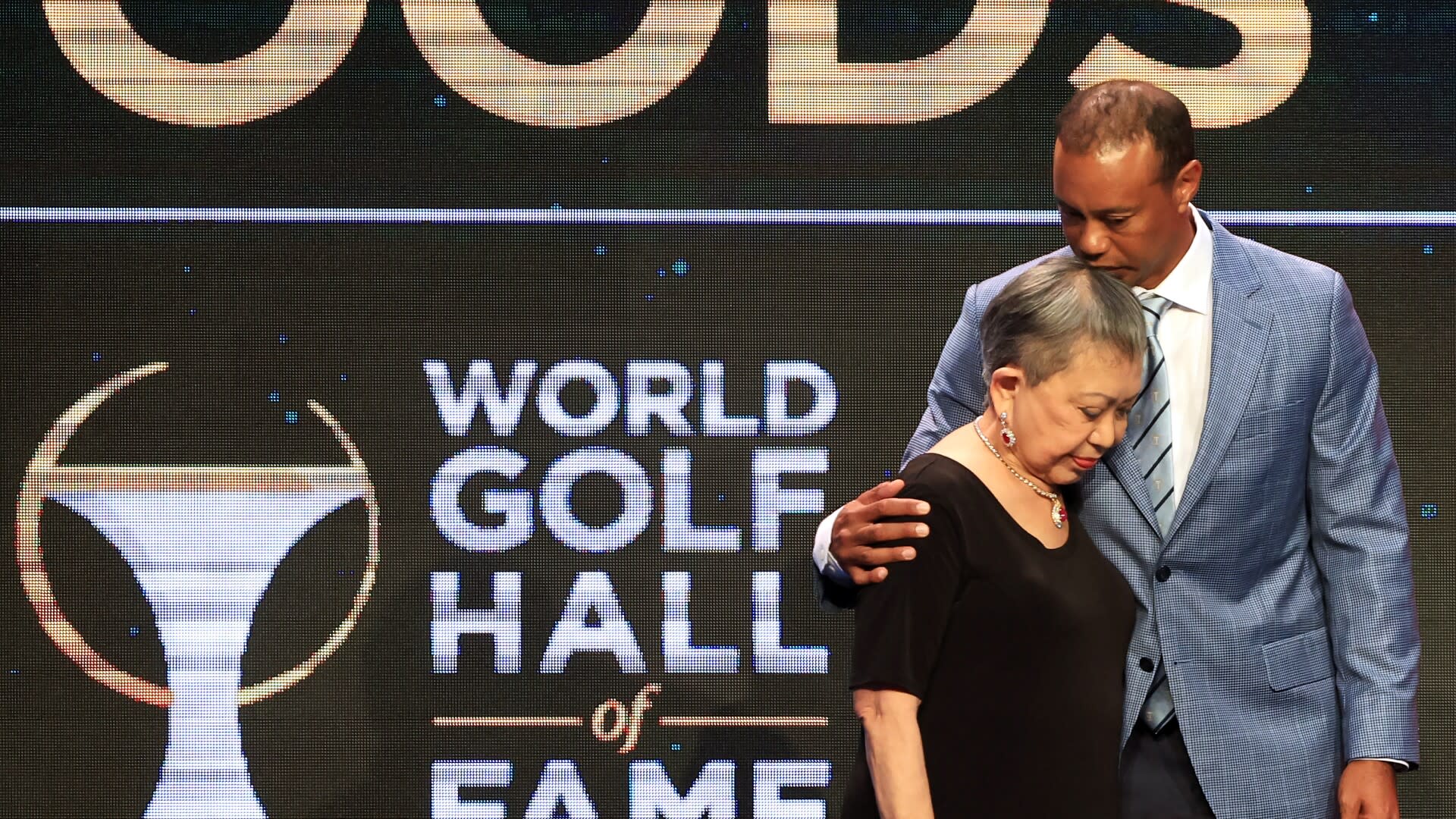 You are currently viewing Tiger Woods announces that his mother, Kultida, has died