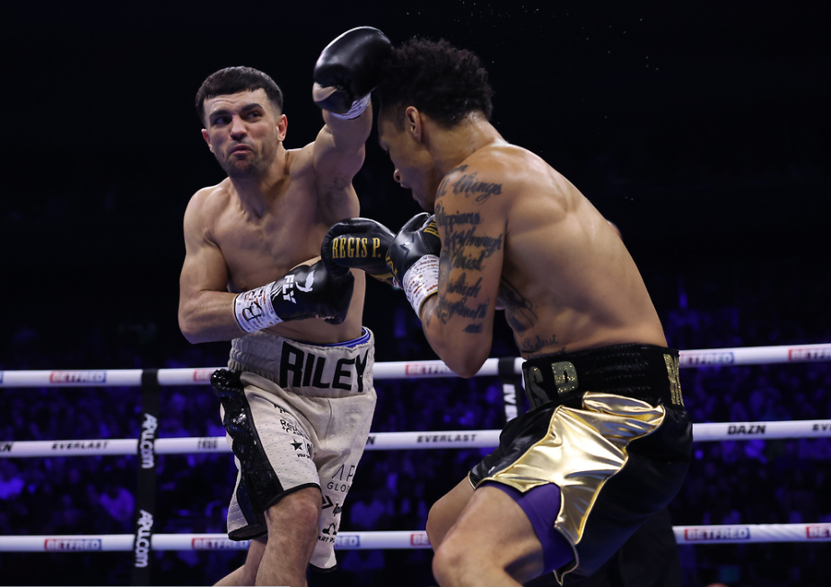 You are currently viewing Jack Catterall vs Arnold Barboza Jr LIVE: UK start time, undercard and how to follow as El Gato looks to set up world title fight