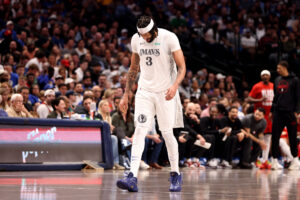 Read more about the article Anthony Davis reportedly out multiple weeks with adductor injury from Mavericks debut