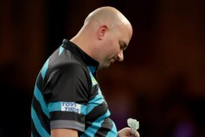 Read more about the article ‘It’s pathetic’ – Darts fans left raging at treatment of Rob Cross during Luke Littler defeat