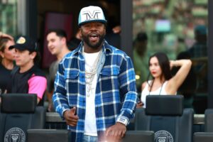 Read more about the article ‘I fly high’ – Floyd Mayweather shows off huge winning bet on Super Bowl