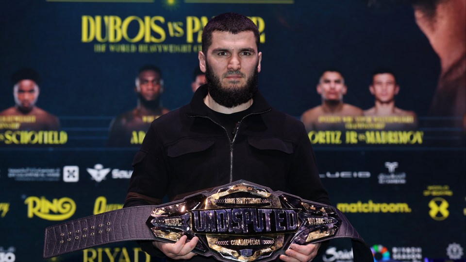 Read more about the article Artur Beterbiev makes stunning U-turn on Canelo Alvarez fight days before Dmitry Bivol clash