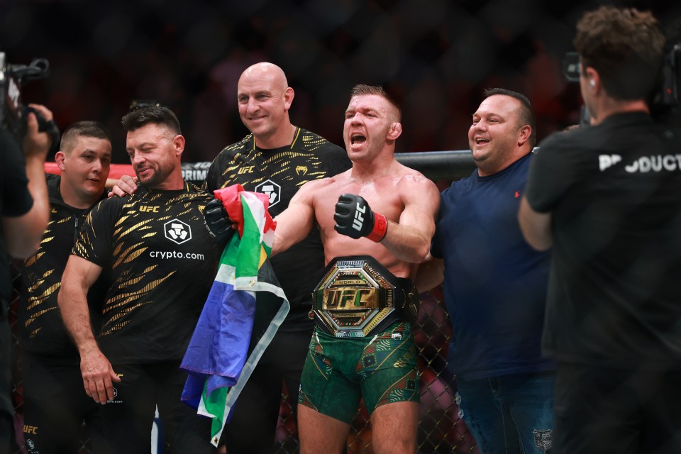 You are currently viewing ‘I can beat him’ – Dricus Du Plessis responds to Alex Pereira super fight challenge after backstage run-in at UFC 312