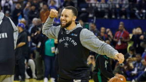 Read more about the article Watch Steph hit wild half-court, no-look shot at All-Star practice