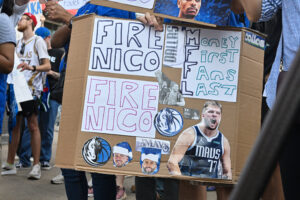 Read more about the article Luka Dončić trade: Fans with ‘Fire Nico’ signs escorted from seats by security at Mavericks home game