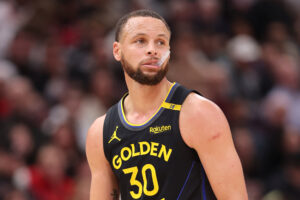 Read more about the article Stephen Curry says he doesn’t want to repeat end of Kobe Bryant’s Lakers career as he approaches retirement