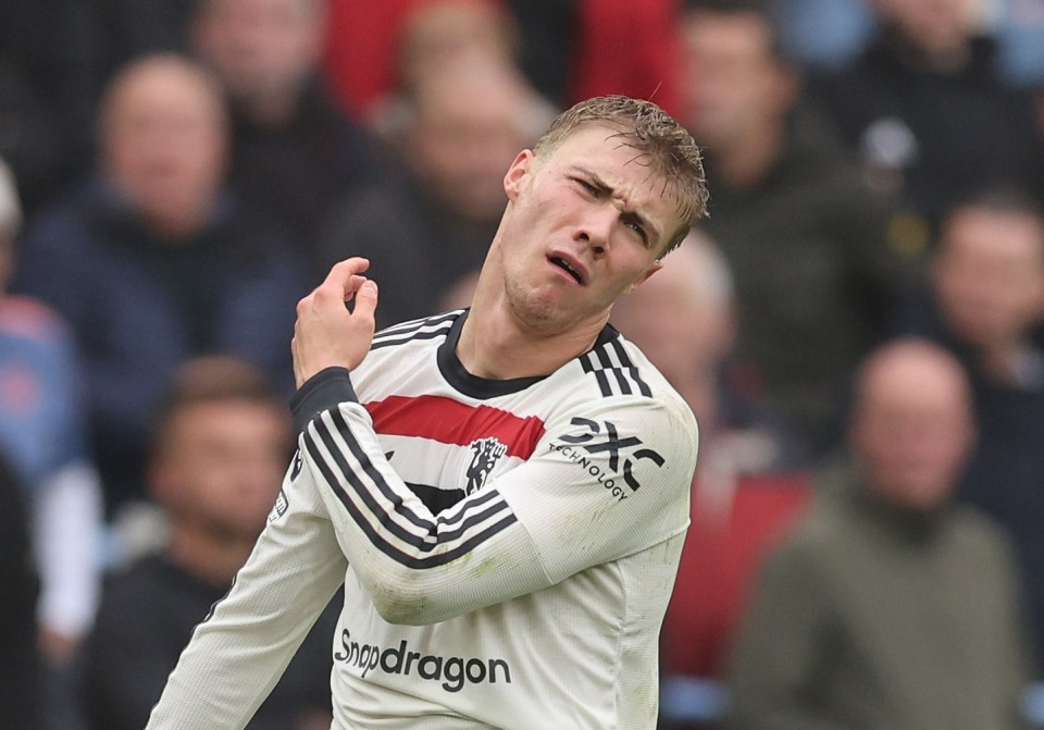 You are currently viewing Transfer notebook: Man United swap deal complicated, Chelsea hold key to Aaron Ramsdale future