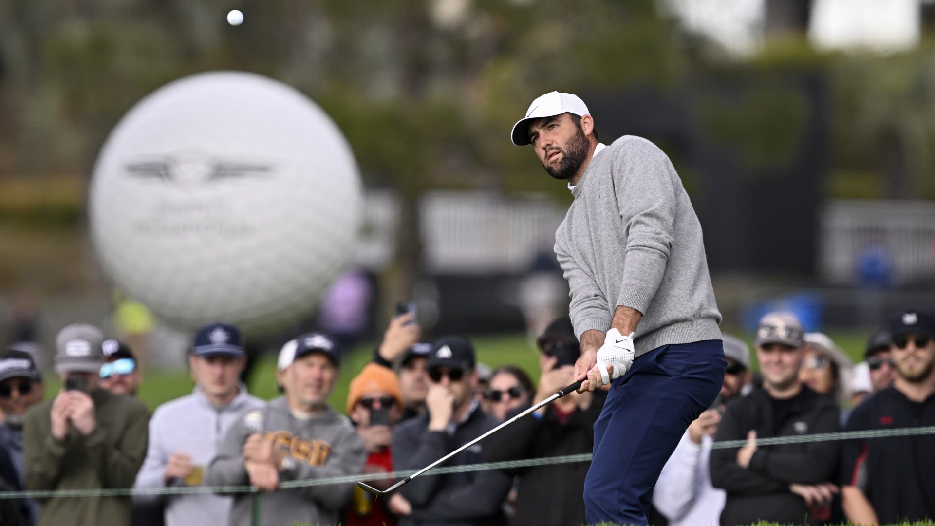 Read more about the article With sublime short game, Scottie Scheffler grinds way into contention at Torrey Pines