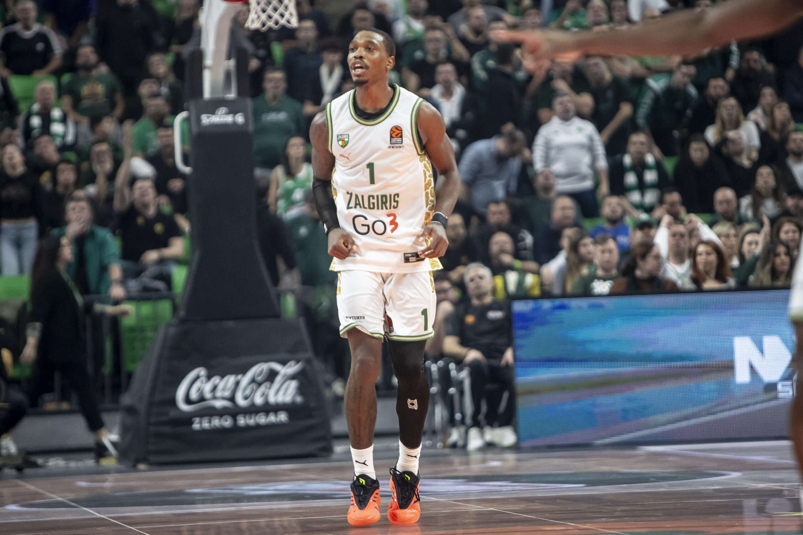 Read more about the article 76ers reportedly reach 2-year deal with Lonnie Walker IV after brief EuroLeague stint