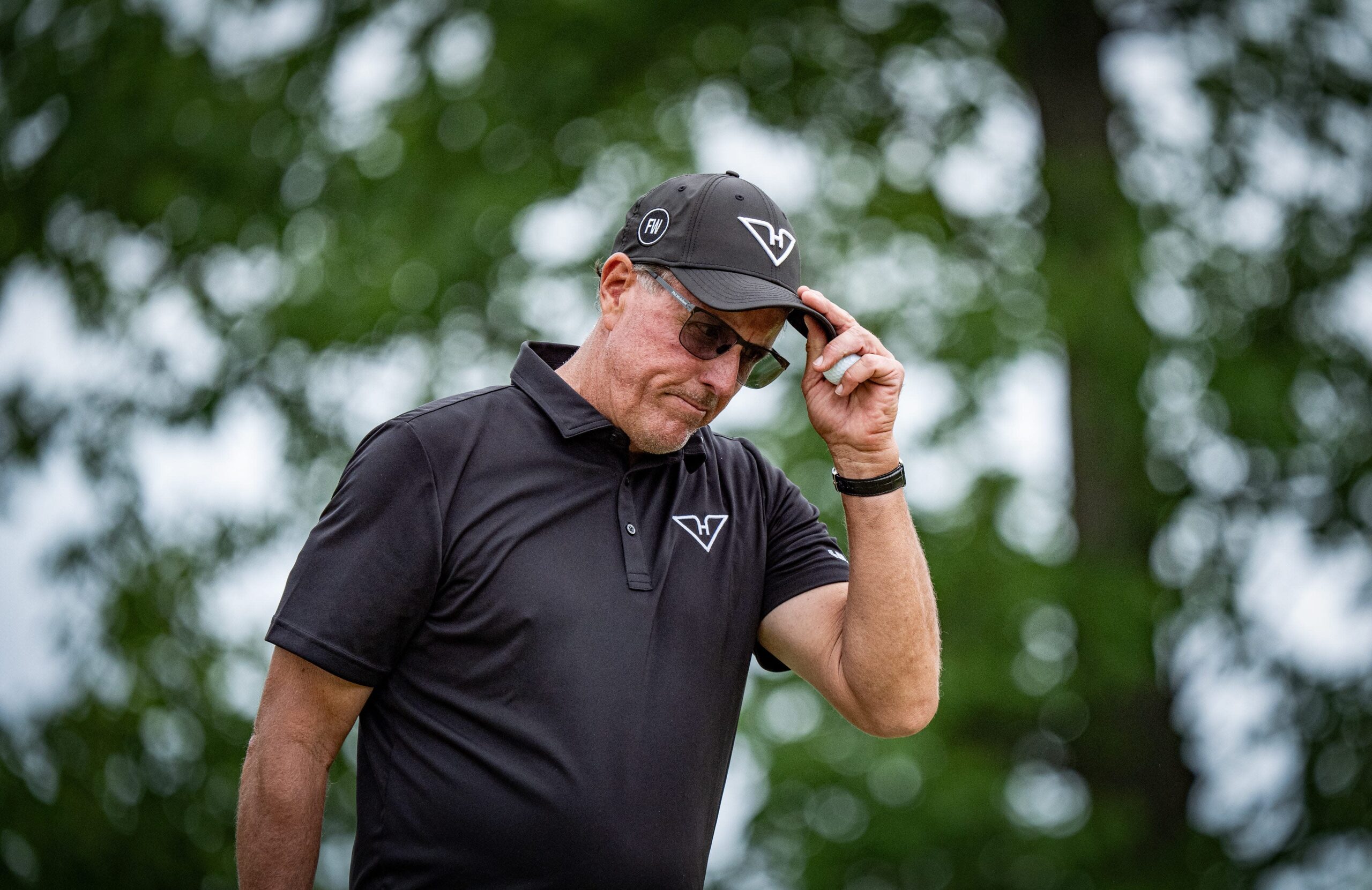 You are currently viewing LIV Golf’s Phil Mickelson to miss season opener in Saudi Arabia because of injury