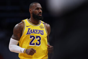 Read more about the article LeBron James reportedly plans to stay with Lakers past NBA trade deadline after Anthony Davis-Luka Dončić trade