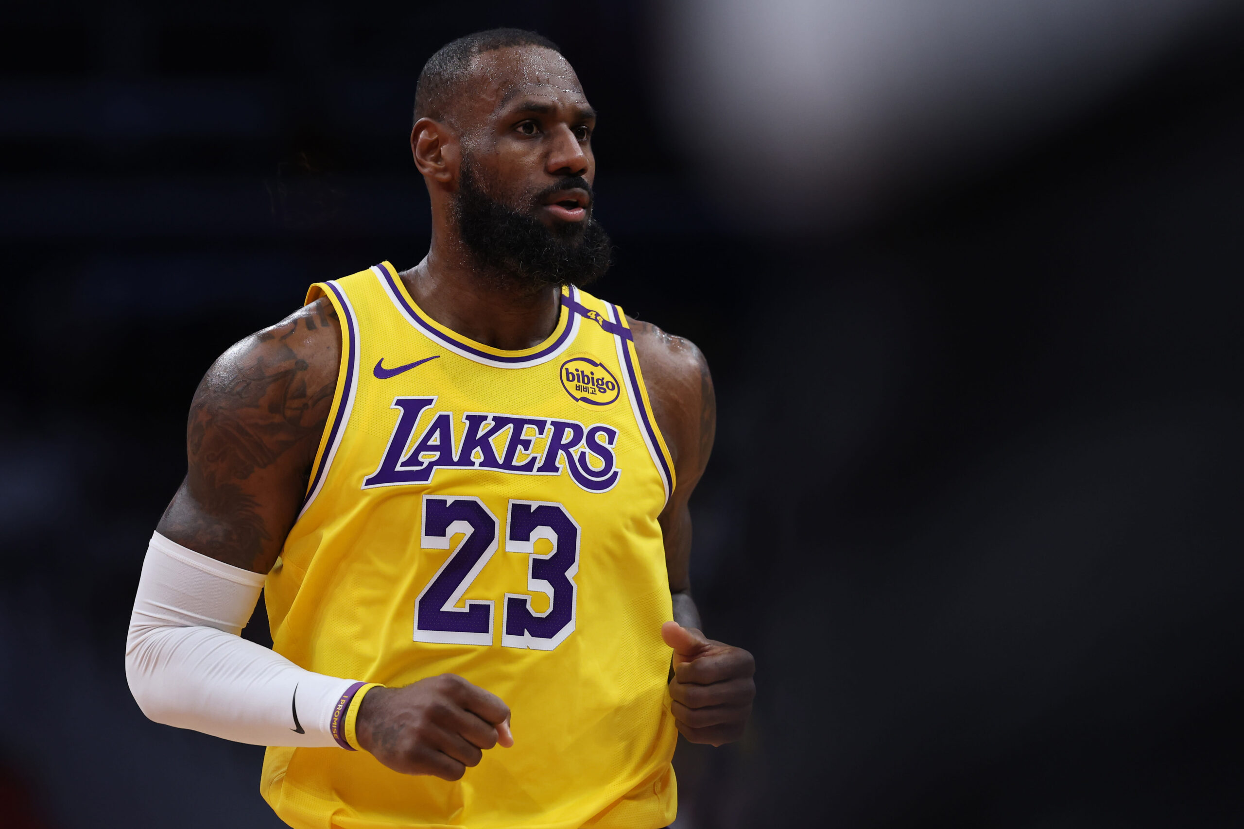 You are currently viewing LeBron James reportedly plans to stay with Lakers past NBA trade deadline after Anthony Davis-Luka Dončić trade