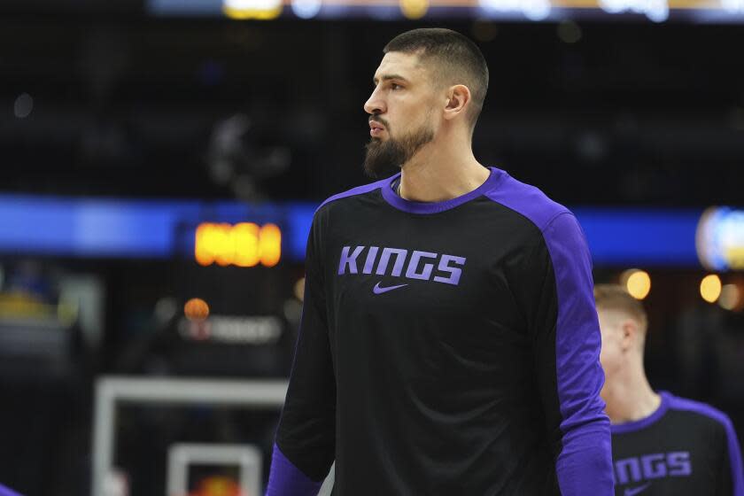 You are currently viewing Lakers sign veteran center Alex Len to bolster frontcourt