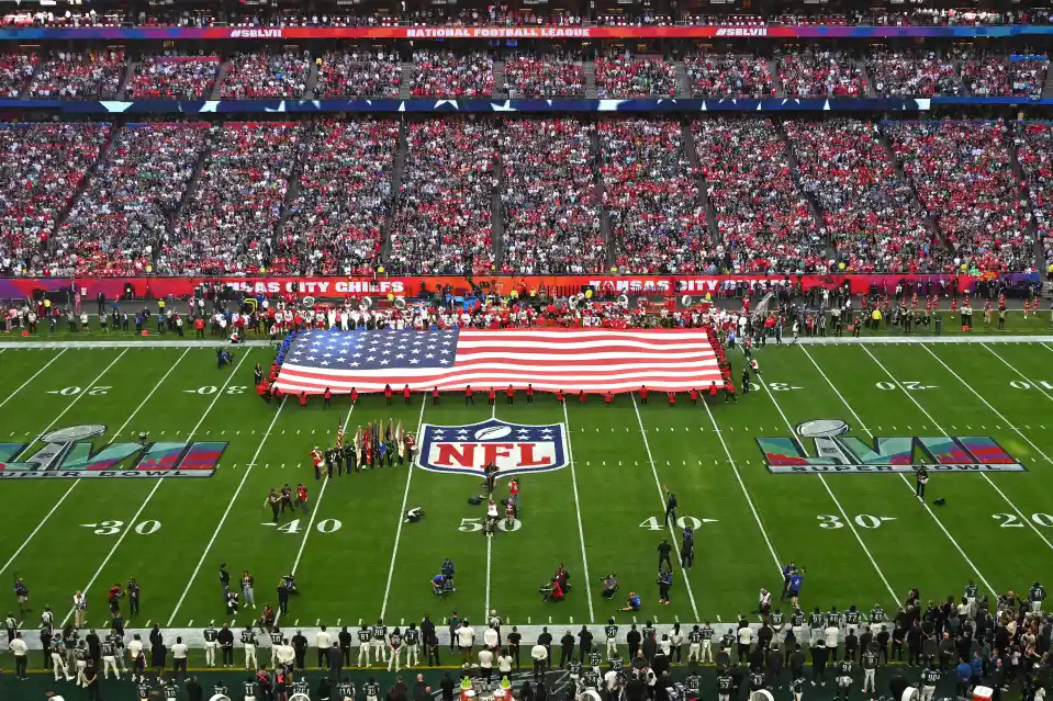 You are currently viewing Chris Stapleton’s Super Bowl rendition of the National Anthem was so epic it made Sirianni and the Kelce brothers cry