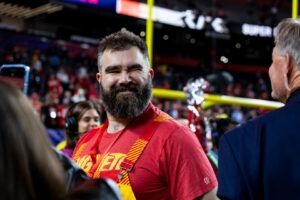 Read more about the article Masked Jason Kelce took over Super Bowl DJ set while Travis and Taylor Swift shared romantic moment