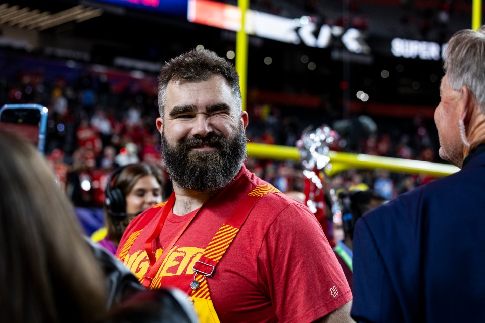 You are currently viewing Masked Jason Kelce took over Super Bowl DJ set while Travis and Taylor Swift shared romantic moment