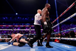 Read more about the article ‘Should have gone to Specsavers’ – Fans fume at judge as Derek Chisora vs Otto Wallin full scorecards released