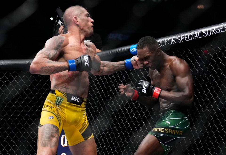 You are currently viewing ‘I’m sorry’ – Israel Adesanya shares wholesome moment with UFC referee who stopped Alex Pereira fight