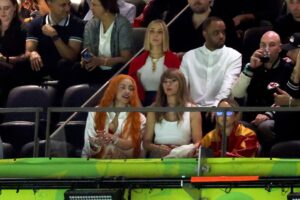 Read more about the article Taylor Swift visibly confused as she is instantly booed by Eagles fans as she watches Travis Kelce