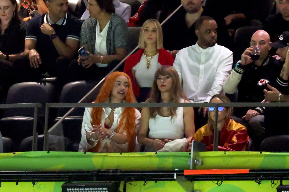 You are currently viewing Taylor Swift visibly confused as she is instantly booed by Eagles fans as she watches Travis Kelce