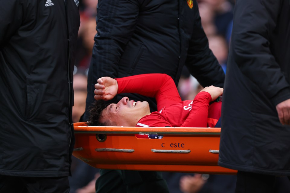 You are currently viewing Man United star in tears as he’s stretchered off with suspected serious knee injury