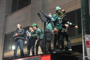 Read more about the article Philadelphia streets descend into chaos as Eagles fans celebrate Super Bowl win by climbing on cars and pulling down traffic signals