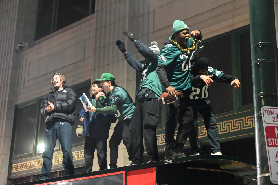 You are currently viewing Philadelphia streets descend into chaos as Eagles fans celebrate Super Bowl win by climbing on cars and pulling down traffic signals