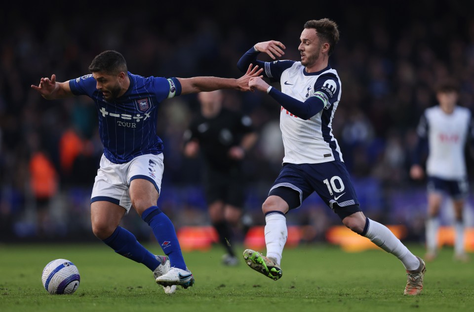 You are currently viewing James Maddison trolls Ipswich with brilliant reference to club’s rivals following Tottenham Hotspur’s win