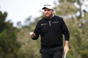 Read more about the article Shane Lowry criticised by commentator as marshall hit on shoulder after fierce drive