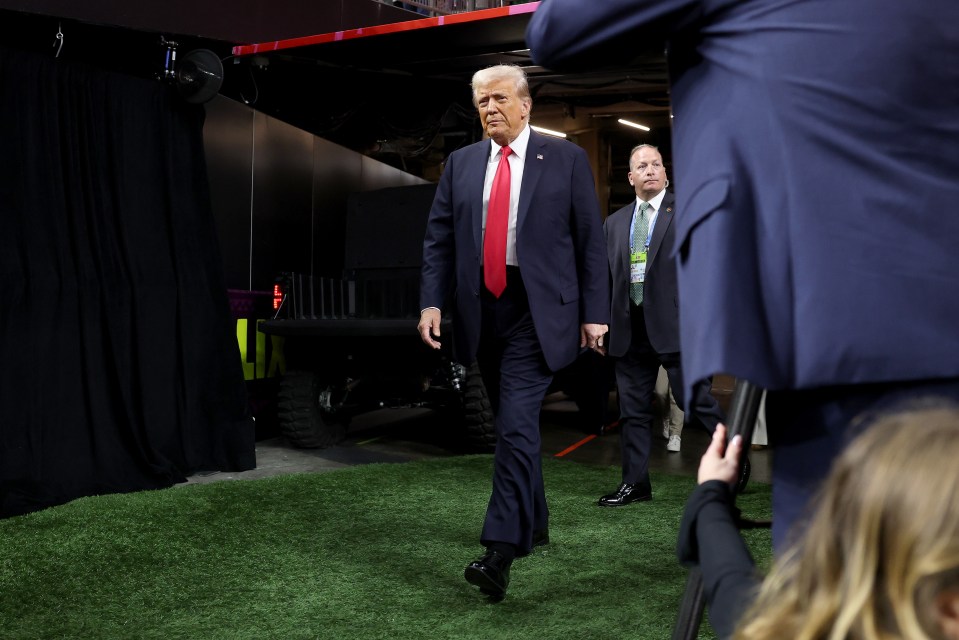 You are currently viewing Donald Trump completes 650-mile dash from golf with Tiger Woods to historic Super Bowl in New Orleans