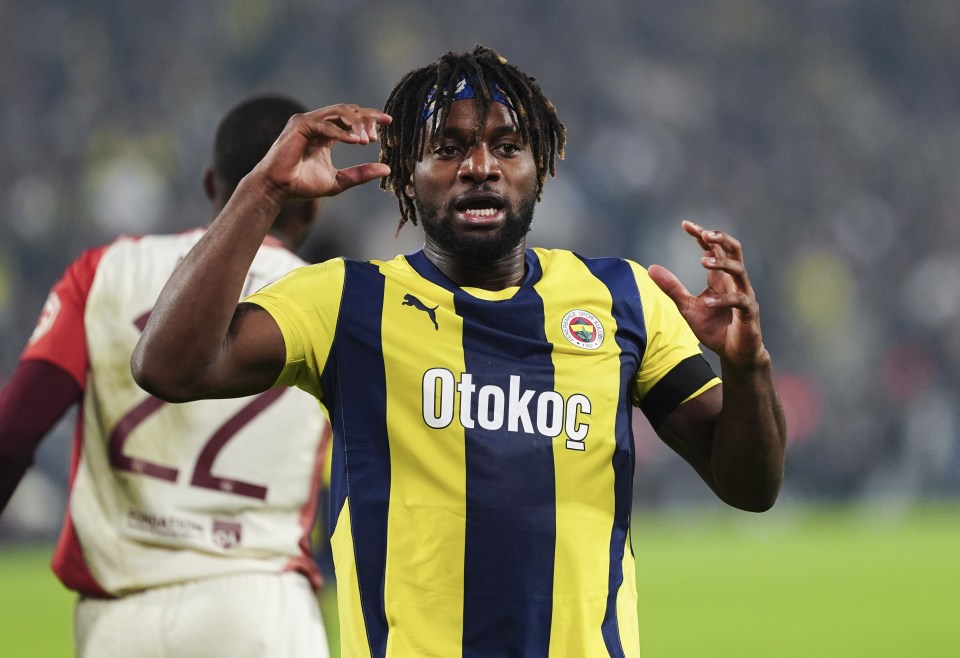 You are currently viewing Jose Mourinho fires brutal jibe at Allan Saint-Maximin as war of words escalates over Fenerbache squad axing