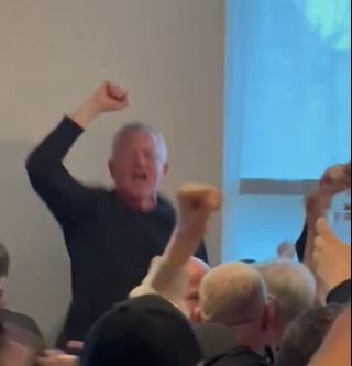 You are currently viewing ‘Mind the gap’ – Chris Wilder joins in with X-rated chants about Sheffield Wednesday after derby win