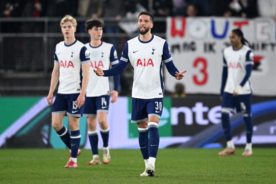 You are currently viewing Jamie O’Hara doesn’t notice Jason Cundy fall asleep during brutal rant about Tottenham