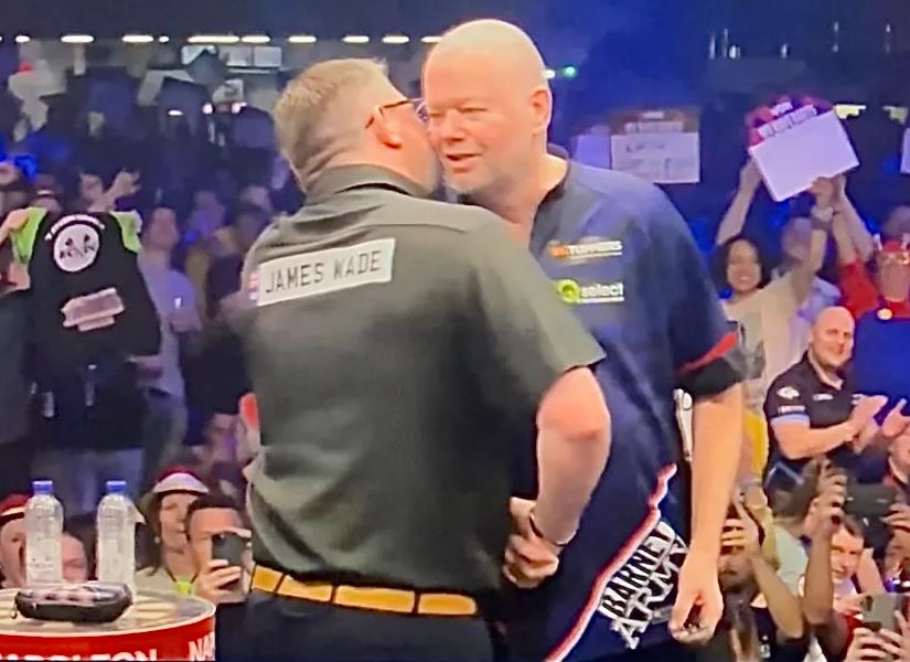 You are currently viewing Darts star’s bizarre antics continue days after controversial Luke Humphries lick saga