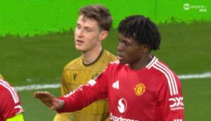 Read more about the article Fans love Man United star’s classy gesture encouraging referee to reverse key decision against them