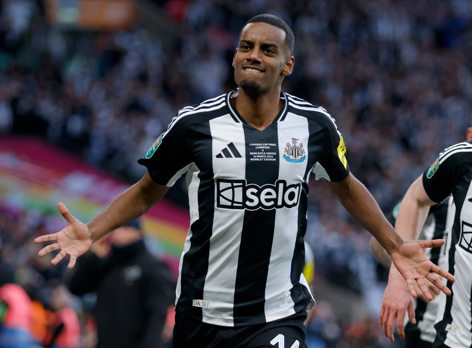 You are currently viewing No gamble – Liverpool urged to raid Newcastle for Alexander Isak even if Mohammed Salah stays