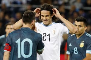 Read more about the article ‘Whenever you want’ – Players forced to intervene after cold Lionel Messi response to Edinson Cavani fight offer