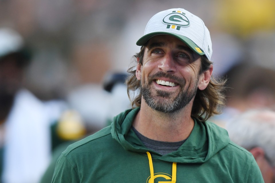 You are currently viewing Aaron Rodgers defended by teammates as NFL’s most controversial quarterback makes career-changing decision