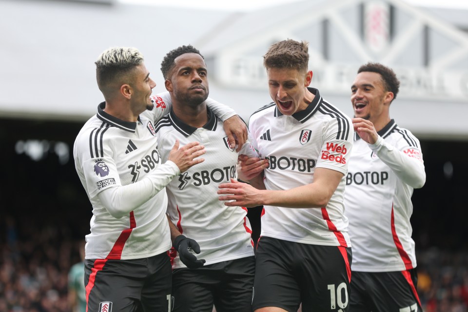 You are currently viewing ‘Need to be together’ – Footage shows Mathys Tel talking to angry Tottenham fans in tense exchange