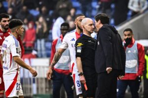 Read more about the article Lyon boss Paulo Fonseca breaks down in tears as players hug him after massive ban