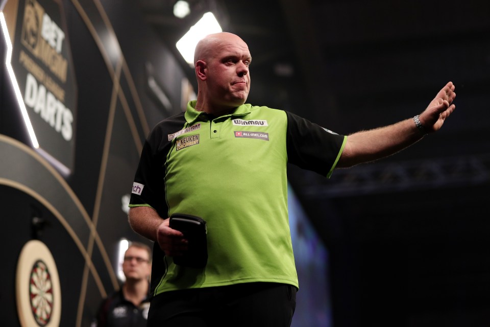 You are currently viewing ‘That’s not him’ – Michael van Gerwen’s fellow darts legend explains why he’s concerned