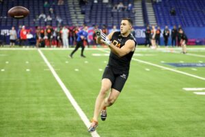 Read more about the article ‘Excuse me’ – Emotional NFL Network reporter struggles to hold it together telling tragic story of prospect at Scouting Combine