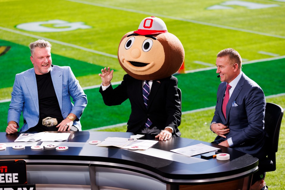You are currently viewing ‘They’ll never be anyone else like him’ – College football icon announces retirement after nearly 40 years