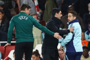 Read more about the article Mikel Arteta shoves raging set piece coach Nicolas Jover away from official as set piece routine fails