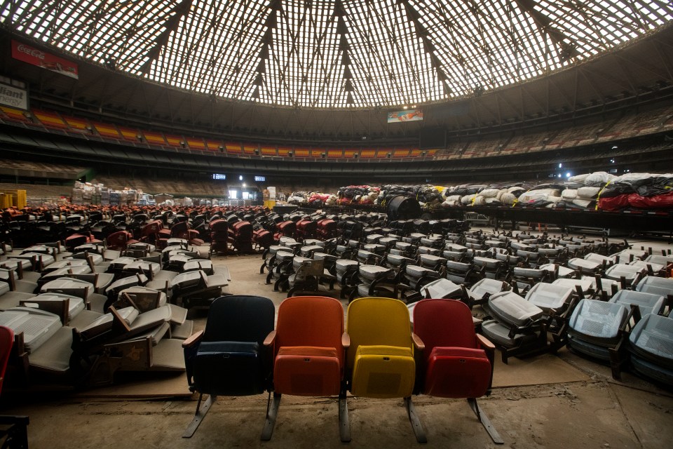 You are currently viewing Haunting photos show biggest abandoned stadium in USA as $1bn mall and hotel plan launched