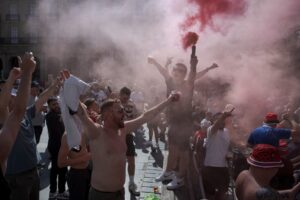Read more about the article Shocking footage shows Man United and Tottenham fans fighting in streets of Bilbao